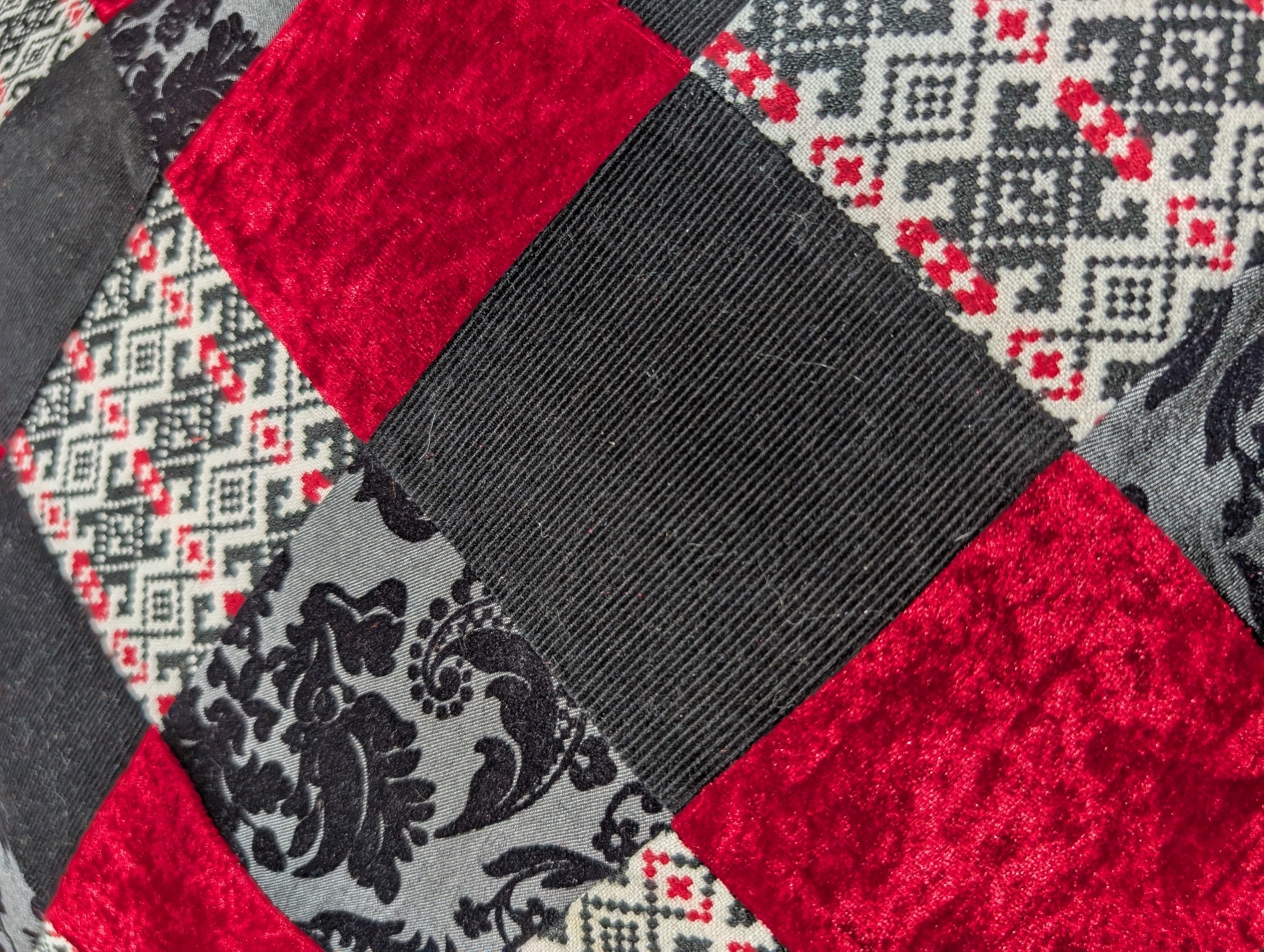 Kissen "Schwarz Rot" - Miniaturbild 4